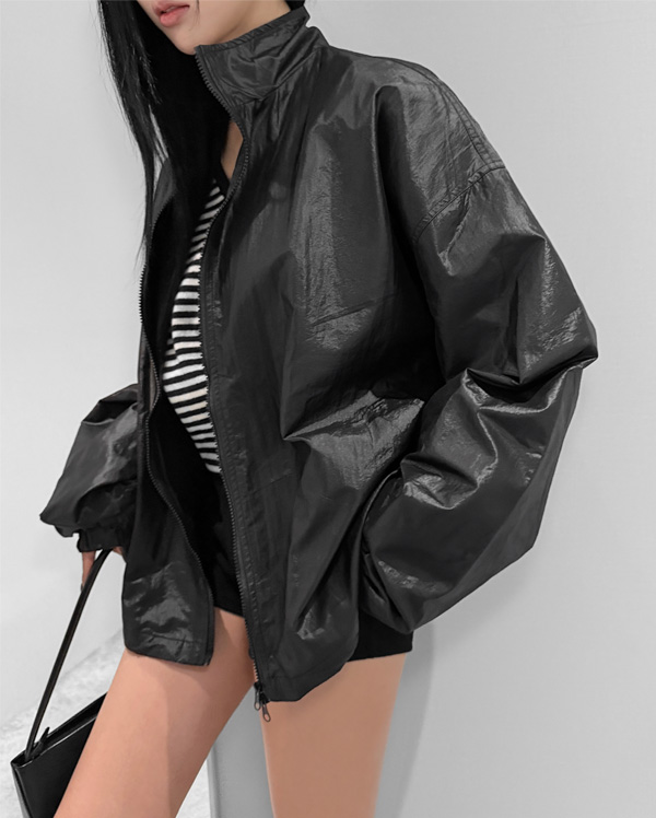 글로시 코팅 하이넥 점퍼